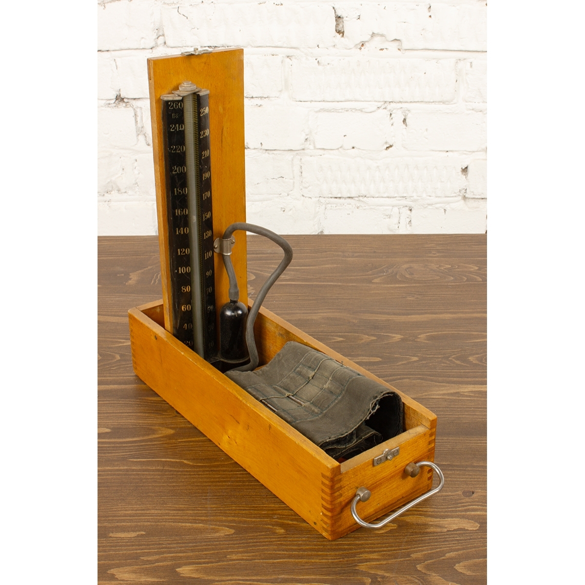 Тонометр ретро в деревянном футляре в аренду