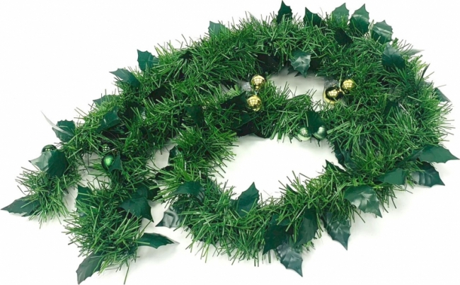 елочная с шариками и листьями