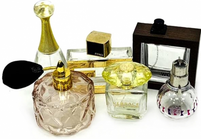 с духами в ассортименте