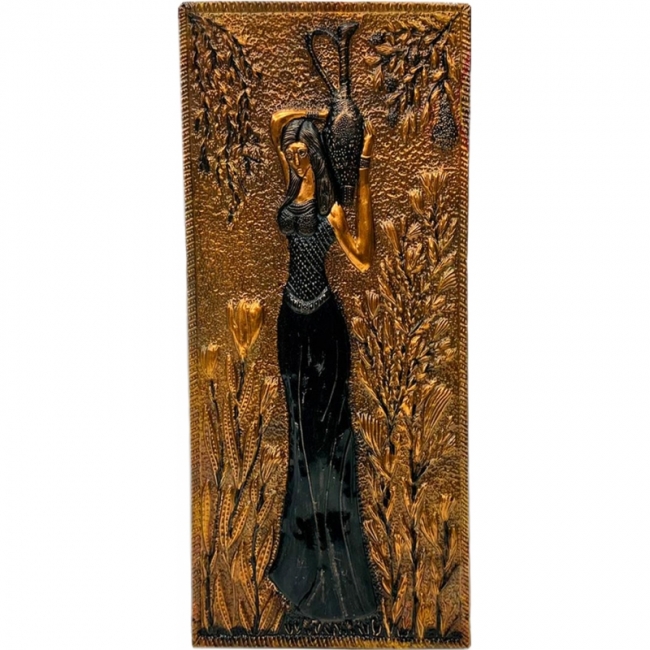 Женщина с кувшином