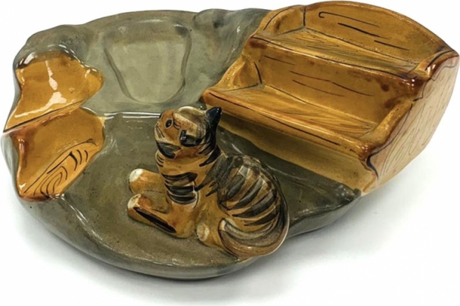 Кошка на подставке