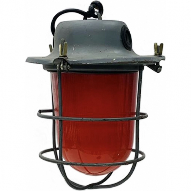 в решетке красный